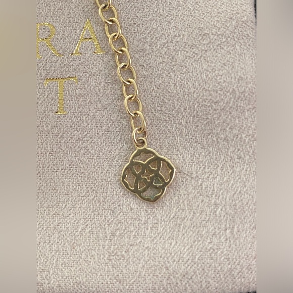 Kendra Scott Isla White Iridescent Quartz Pendant Necklace - Picture 5 of 9